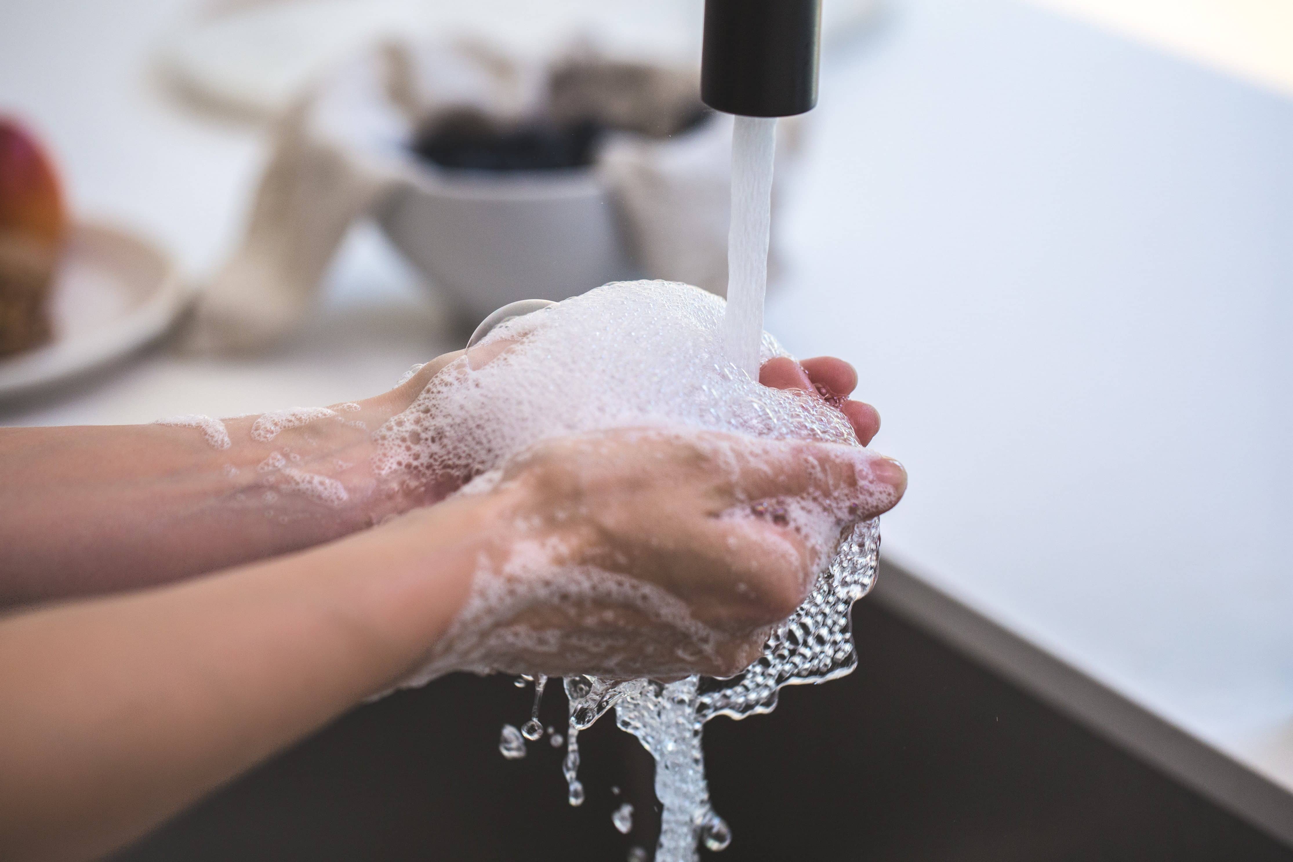 Смывайте теплой водой. Мытье рук. Гигиена Эстетика. Мытье рук с мылом. Мыло для рук.